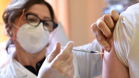 Non è meglio aspettare i nuovi vaccini? Tutti i dubbi (e le risposte) sui richiami