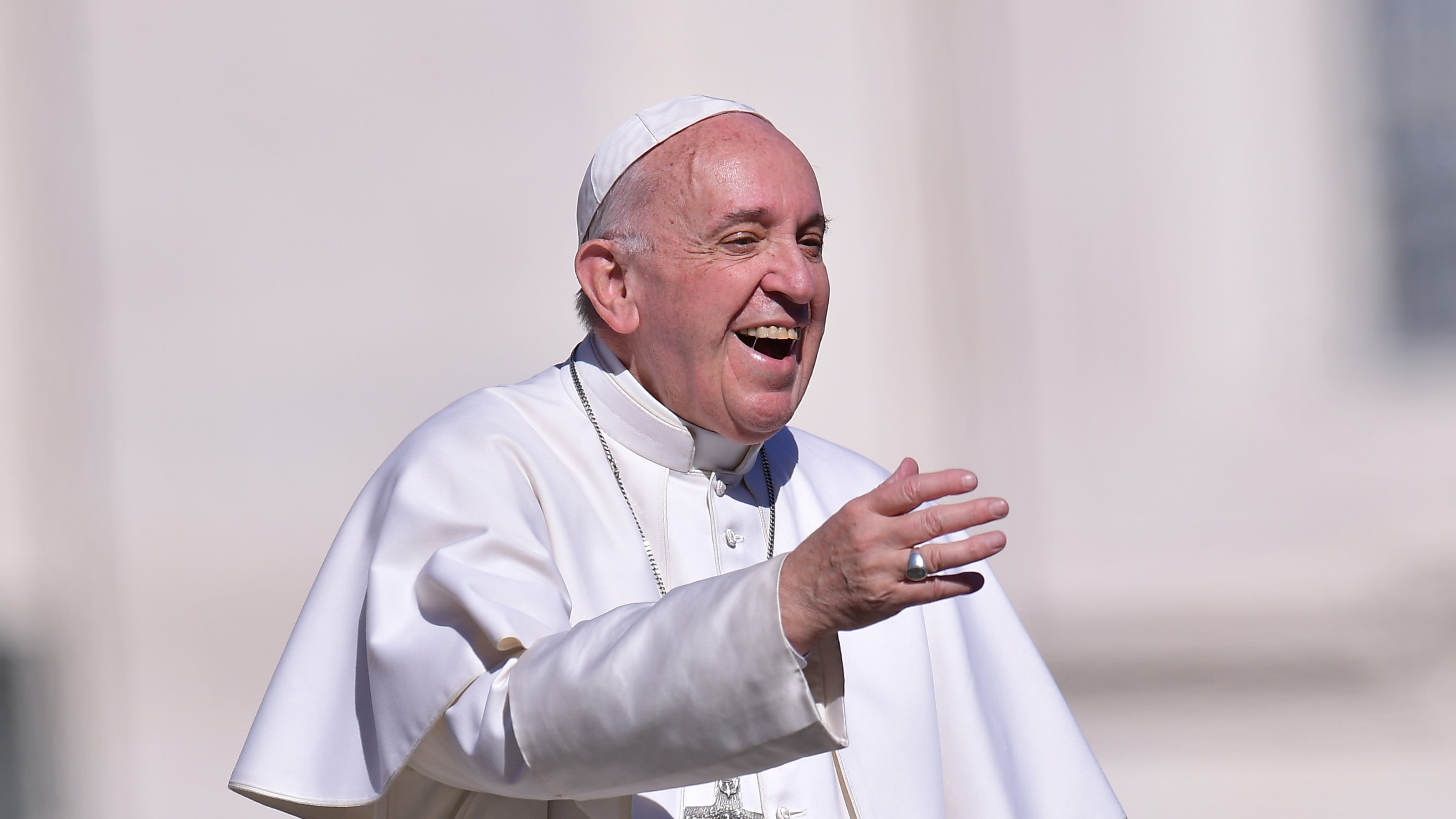 "Ce l'ho fatta, sono vivo". Papa Francesco torna a casa