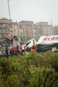 Genova, auto e camion schiacciati dal ponte 4