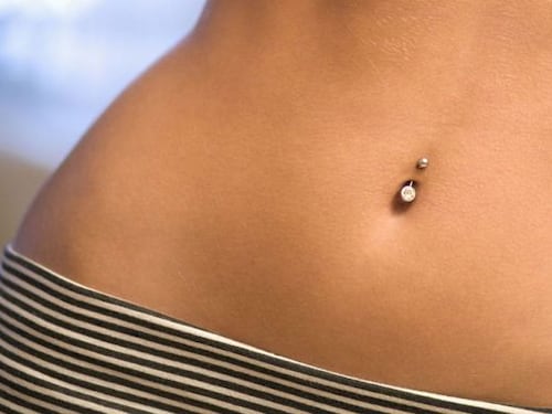 La violenza choc del padre: con le tronchese strappa piercing e unghie alla figlia