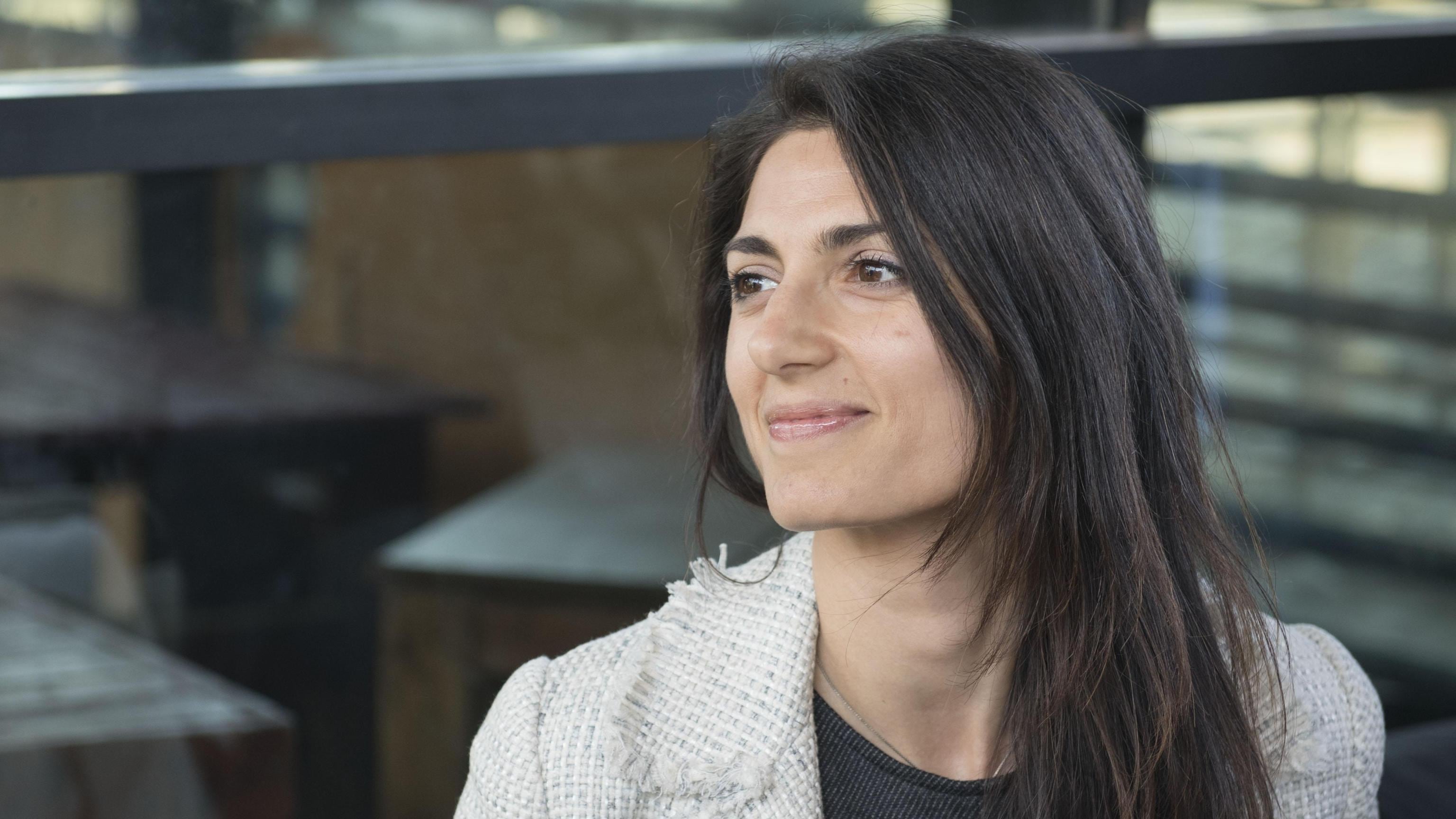 La Raggi si difende su Facebook. Il Pd: "Vìola il silenzio elettorale"
