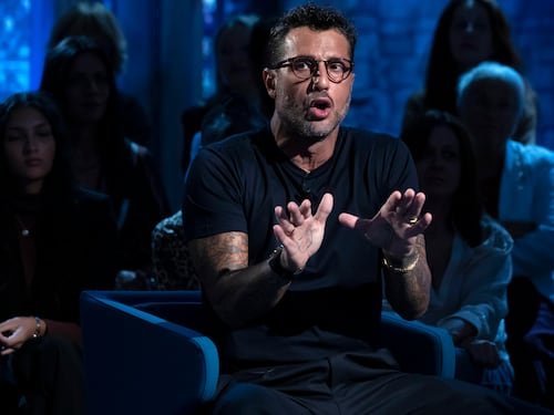 Corona, niente miracolo, in tv è un mezzo flop. Tra censura e tapiro. "Avanti Popolo" al 4,3%