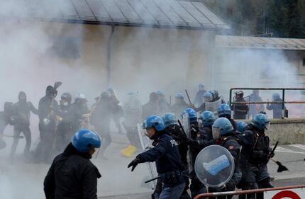Scontri al Brennero tra black bloc e polizia 12