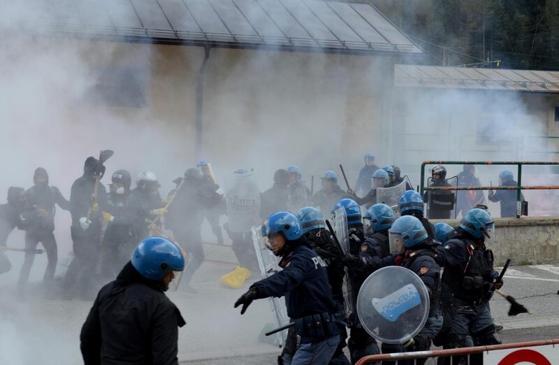 Scontri al Brennero tra black bloc e polizia 12