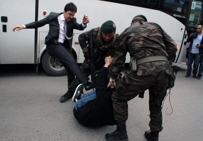 Il consigliere di Erdogan prende a calci un manifestante 2