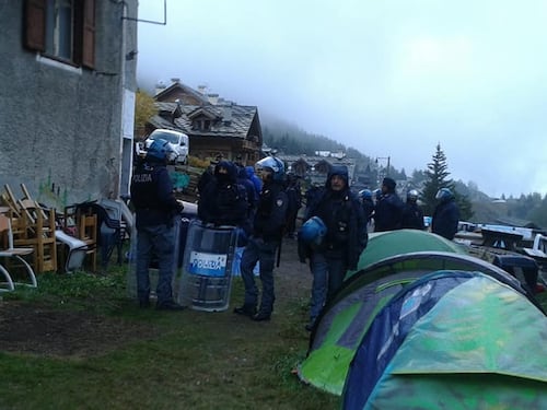 Migranti e anarchici occupano una chiesa: scoperta la rotta segreta al confine con la Francia