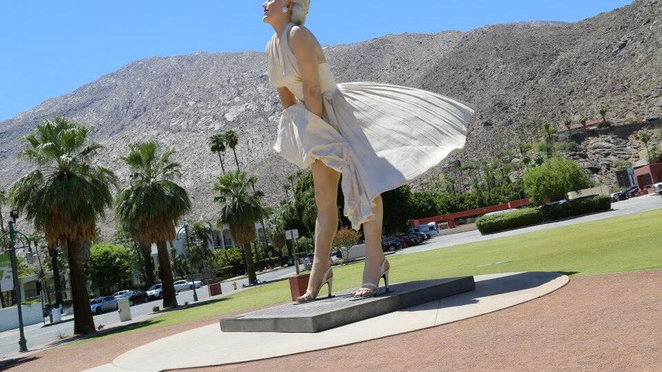 Le mutandine scorrette della statua di Marilyn