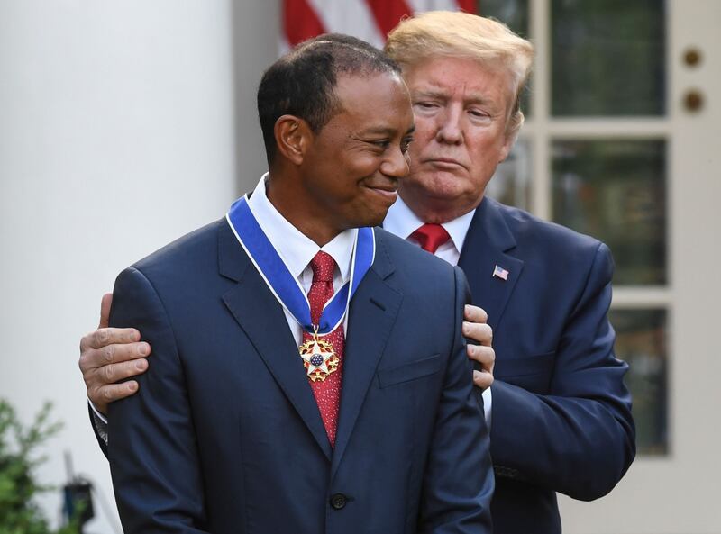 Donald Trump conferisce a Tiger Woods la medaglia presidenziale della Libertà 10
