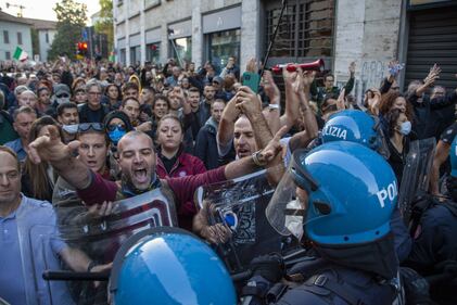 Manifestazione no pass a Milano. Scontri con la polizia 3