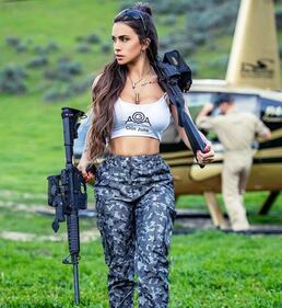 L'ex soldatessa israeliana in pose sexy con le sue armi 11
