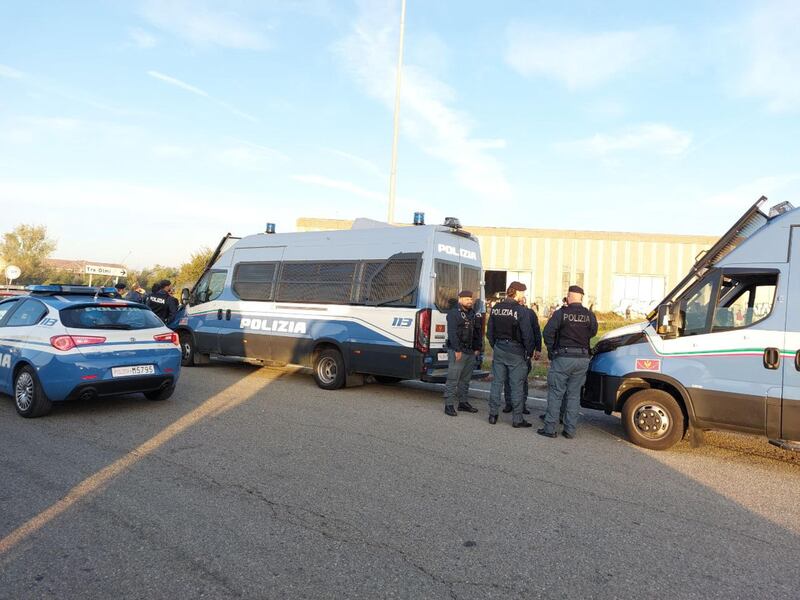 Cordone di polizia attorno al capannone del rave party 2
