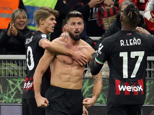 Il Giroud "descamisado". Un teenager nascosto nel campione di 36 anni
