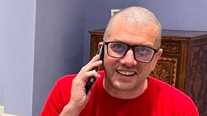 Sorriso, t-shirt rossa e capelli rasati: la prima videochiamata di Trentini è per la mamma