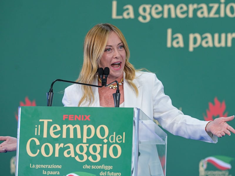 Meloni a Fenix: “A breve norma con numero massimo di studenti stranieri nelle classi e divieto del burqa. Parità tra uomo e donna non è negoziabile”