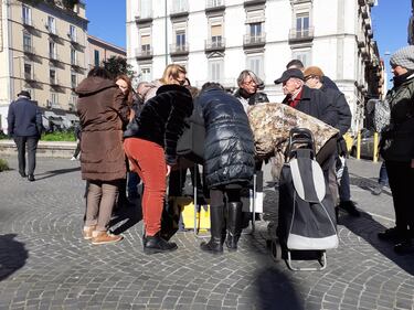 Napoli, cittadini in strada per denunciare le promesse non mantenute dal sindaco 3
