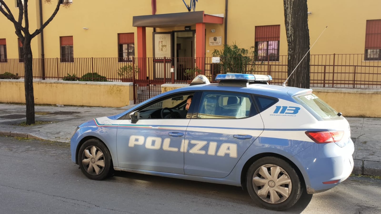 Sbattuto contro un muro e rapinato, polizia arresta tunisino