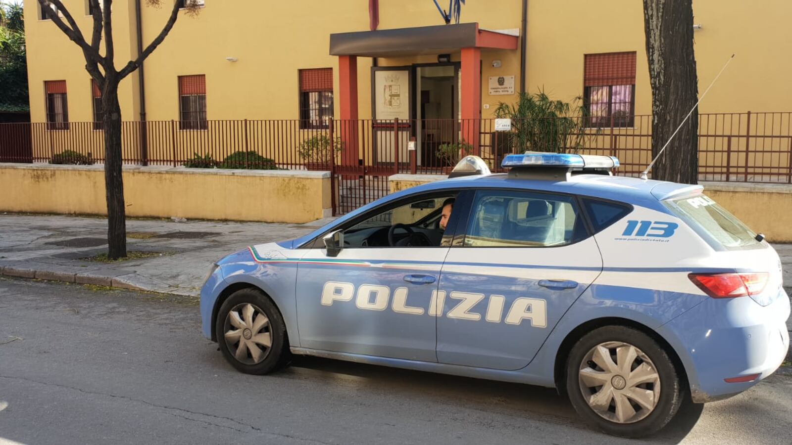 Sbattuto contro un muro e rapinato, polizia arresta tunisino