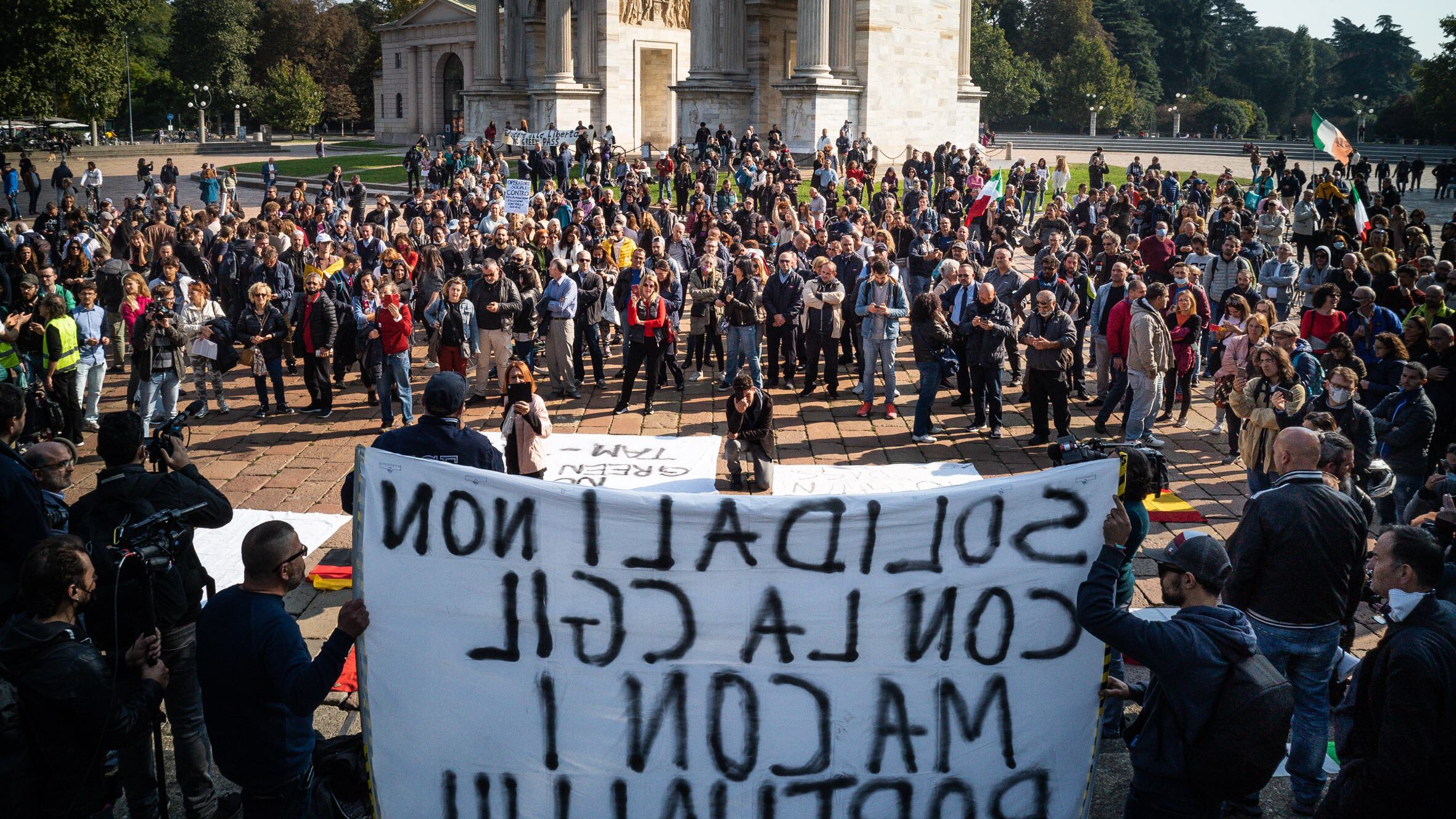 Cori, teorie e confusione "Noi i veri resistenti Il vaccino? È uno schifo"