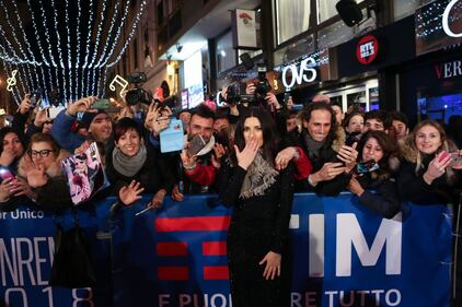 Laura Pausini canta con i fan fuori dall'Ariston 13