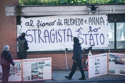 Bombe carta, fumogeni e pestaggi: Torino nella morsa degli anarchici 4