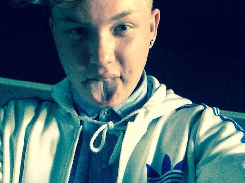 Non trova la droga in casa, così uccide il figlio strizzandogli i testicoli