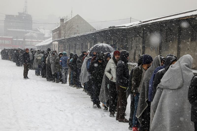 Migranti in fila nella neve a Belgrado 13