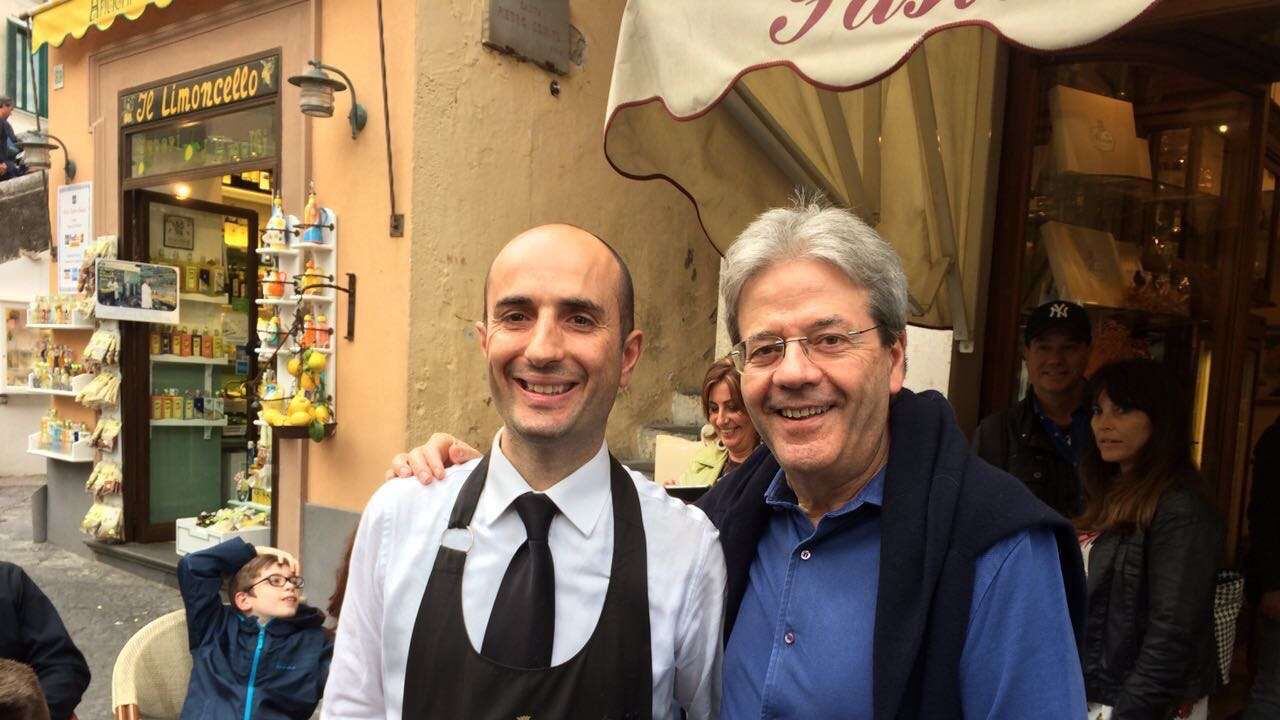 L'estate sobria della politica col maglioncino sulle spalle