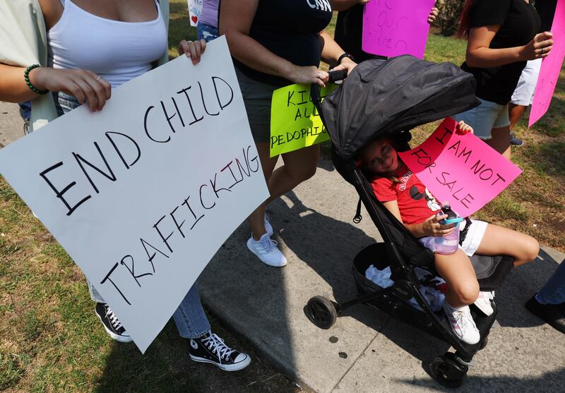 Altra manifestazione QAnon suilla difesa dei bambini
