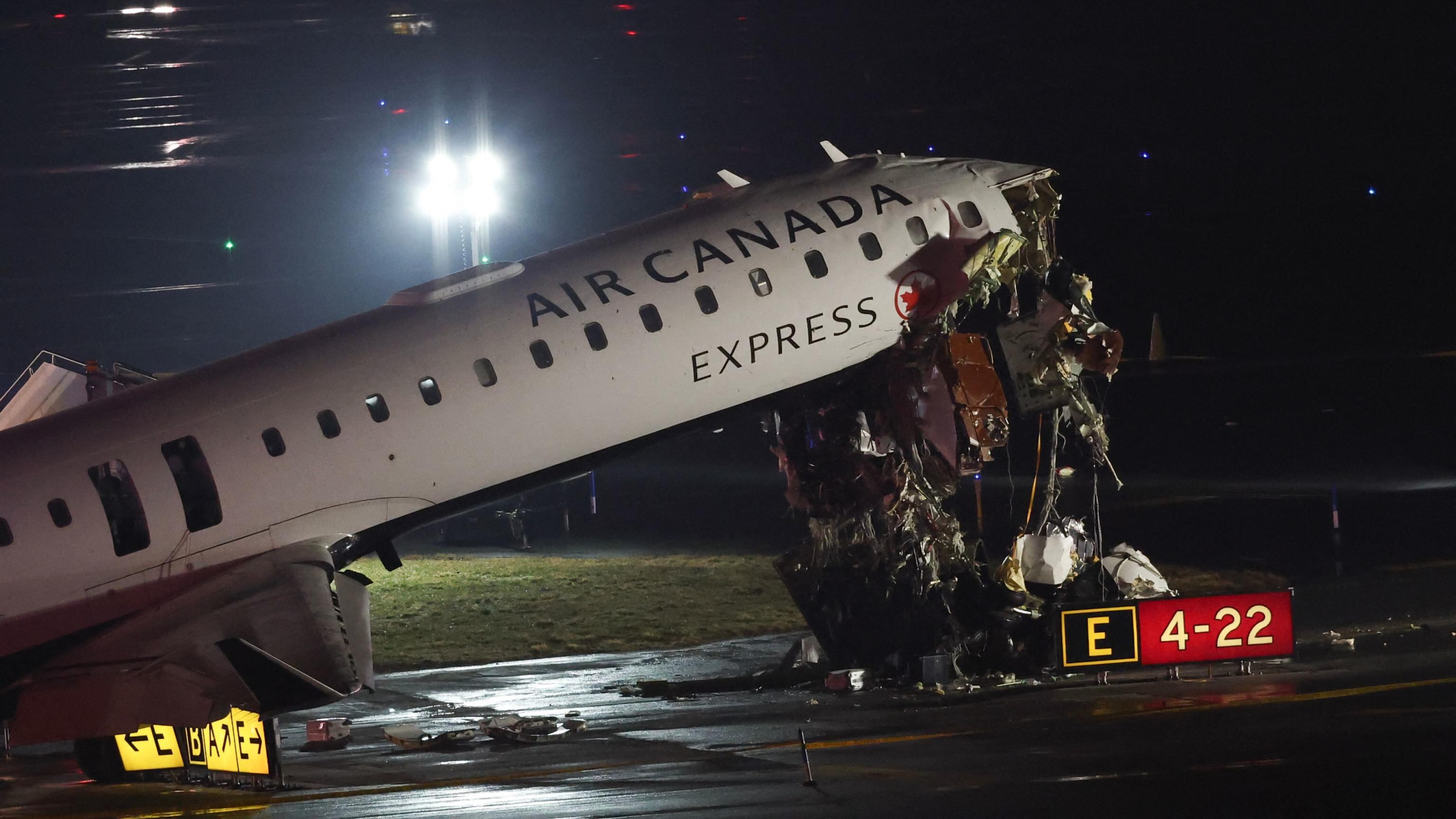 Scontro all’aeroporto LaGuardia di New York, aereo contro mezzo dei vigili del fuoco: due vittime