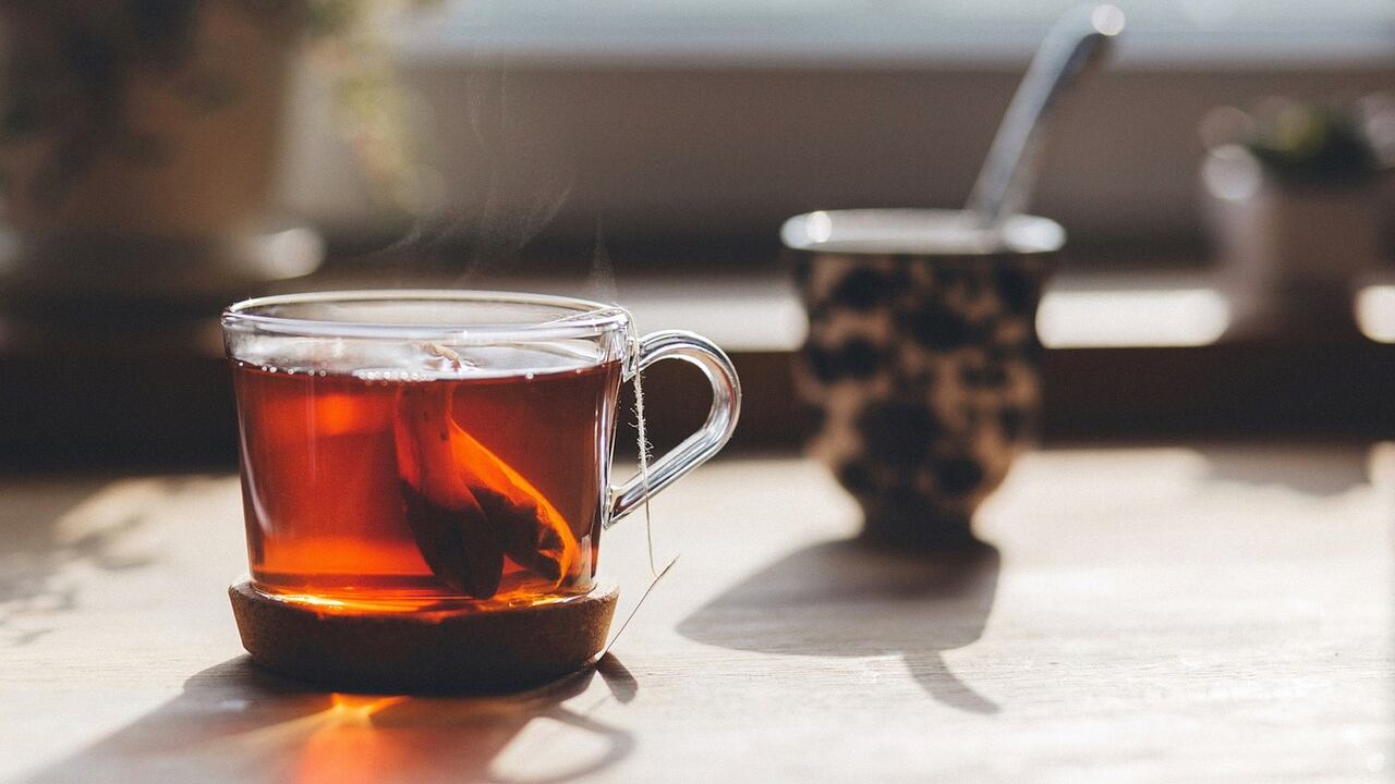 Occhio alle bustine di tè: ecco che cosa rilasciano davvero quando si mettono in infusione