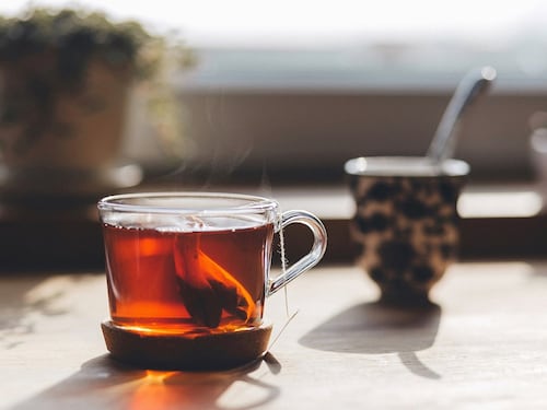 Occhio alle bustine di tè: ecco che cosa rilasciano davvero quando si mettono in infusione
