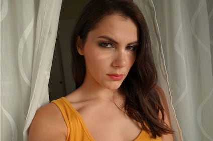 Valentina Nappi, scollatura sexy in rosso 4
