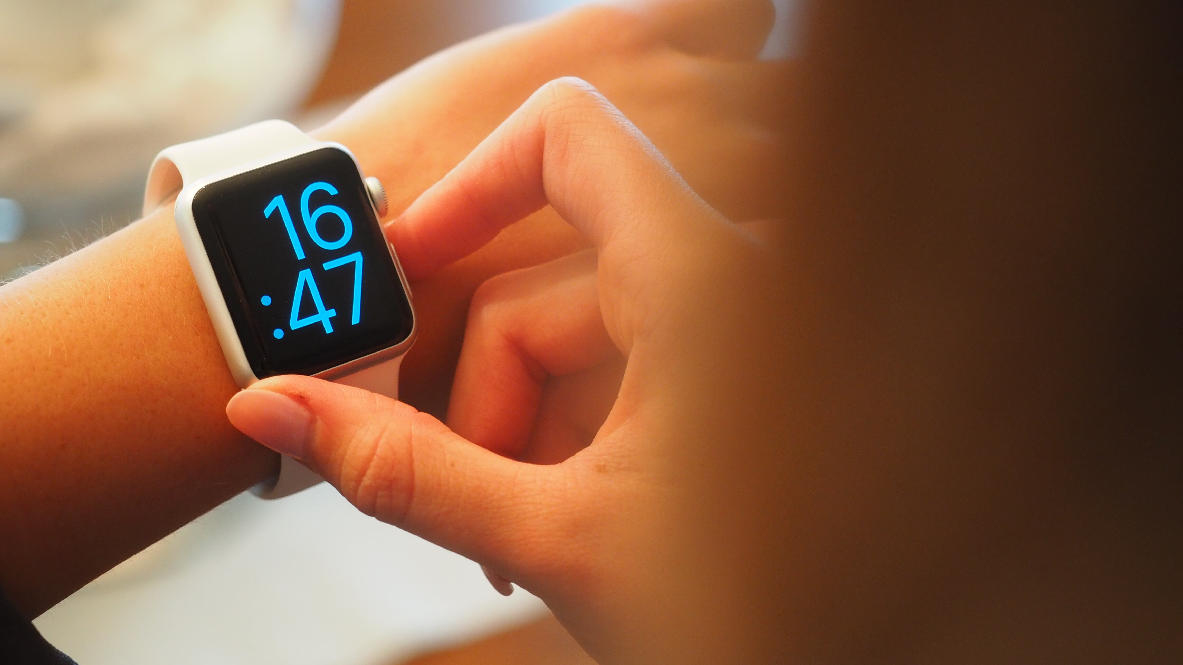 La Germania bandisce gli smartwatch per bimbi: "Sono pericolosi"