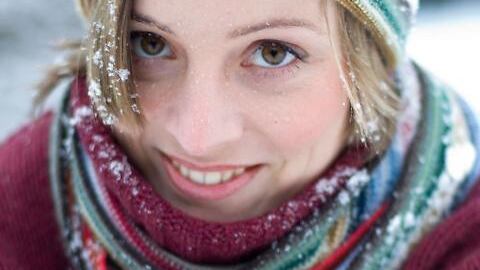 Calda, glamour (e con l'hashtag) La sciarpa? Ora #maipiùsenza