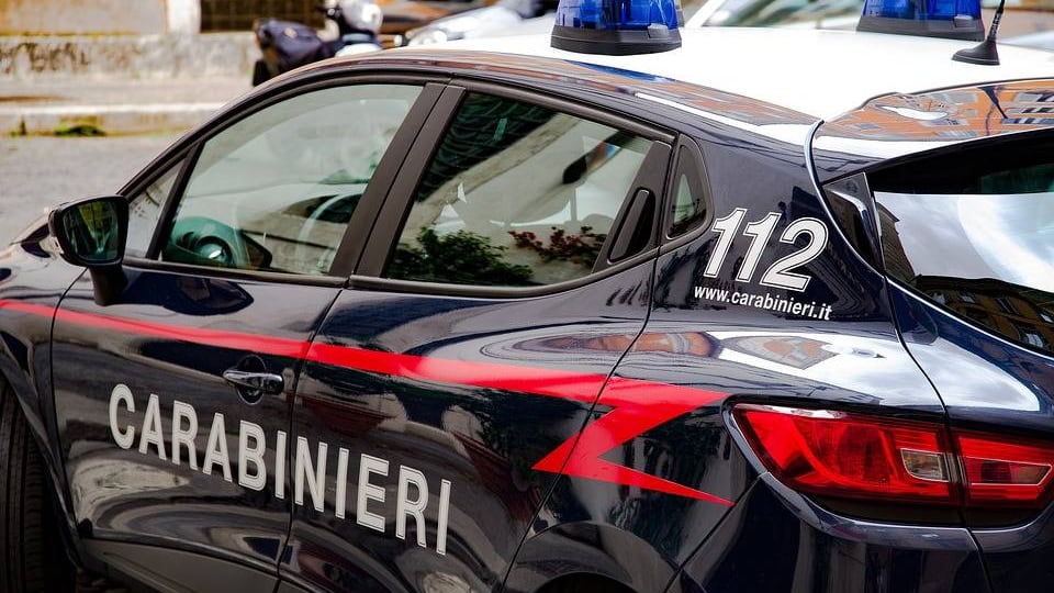 Circondati da extracomunitari, trentenne ferito da una bottigliata durante una lite