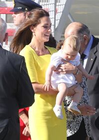 La famiglia reale arriva in Australia: per Kate il vestito è giallo canarino 7