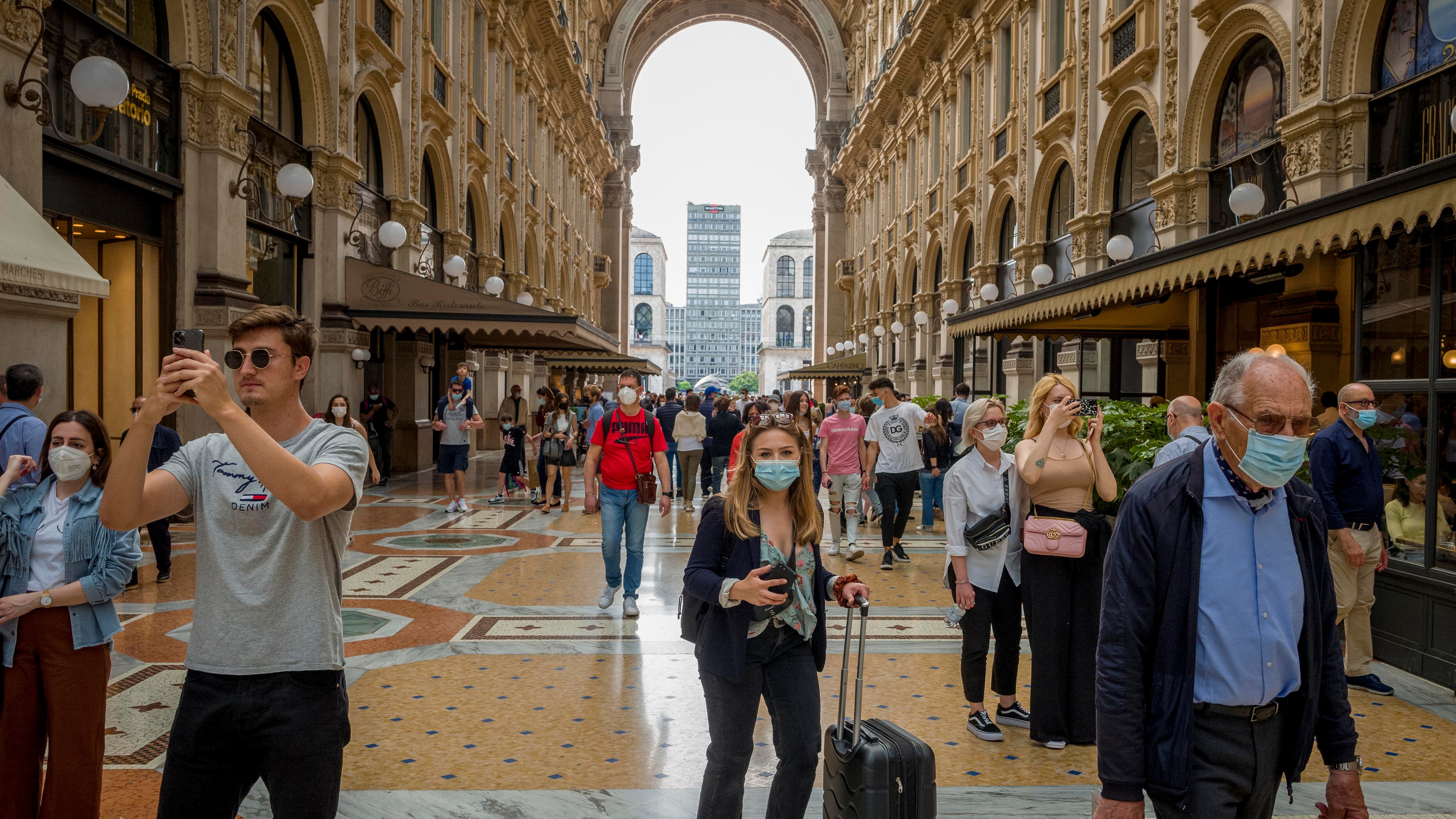 "Mezzo milione di infetti in giro". Pregliasco minaccia la quarta ondata