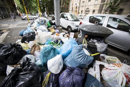 Roma, sciopero rifiuti: il disagio per le vie della città 20