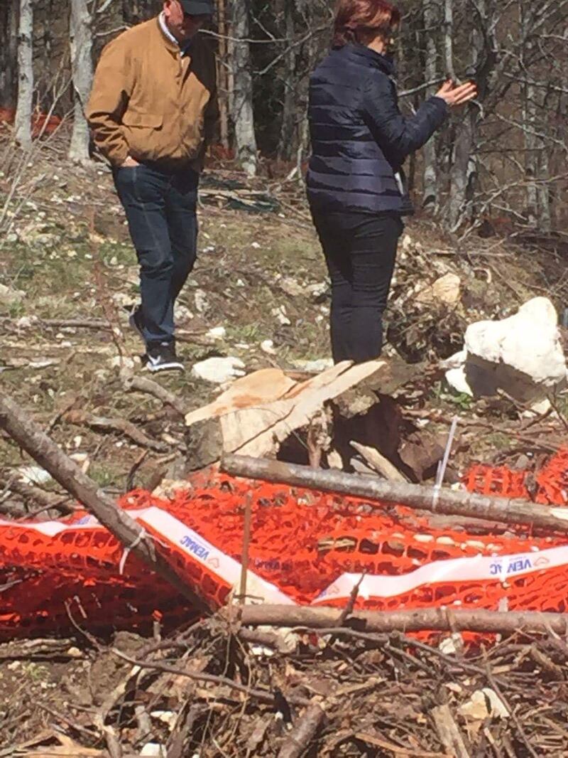 Pasquetta a Rigopiano, "turisti del macabro" tra le macerie 8