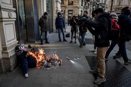 Manifestazione choc: gli studenti bruciano un fantoccio di Salvini 7