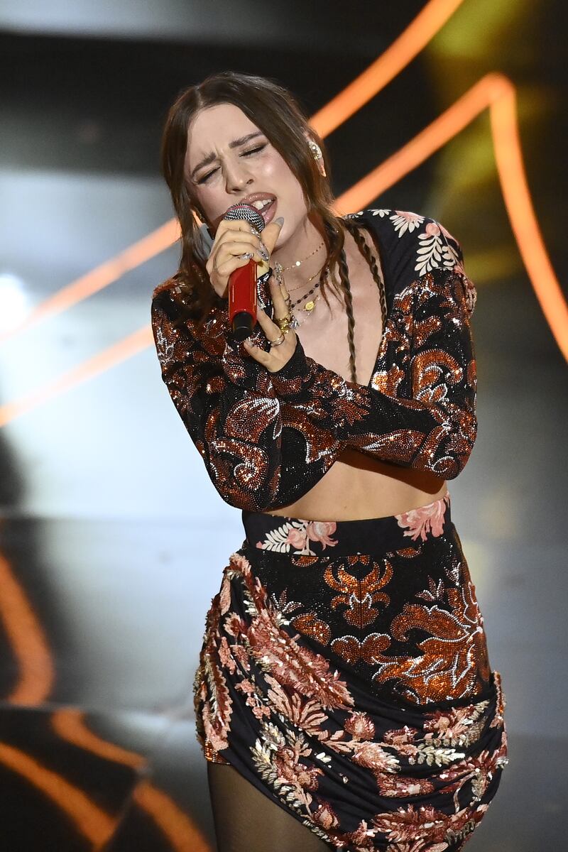 Sanremo 2024: ecco il look della terza serata del Festival di Angelina Mango 2