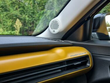 Jeep Avenger 1.2 Summit: guarda la gallery del city SUV americano 21