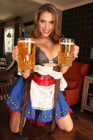 La coniglietta di Playboy festeggia il giorno della birra 17