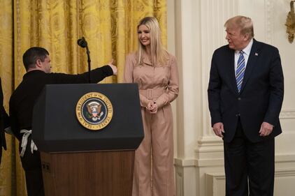Emergenza Coronavirus, Donald Trump ad un evento per sostenere le piccole imprese 5