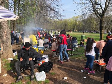 Gli abusivi al Parco Lambro ora fanno servizio al tavolo 2