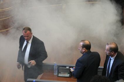 Kosovo, lacrimogeni in parlamento per protesta 7