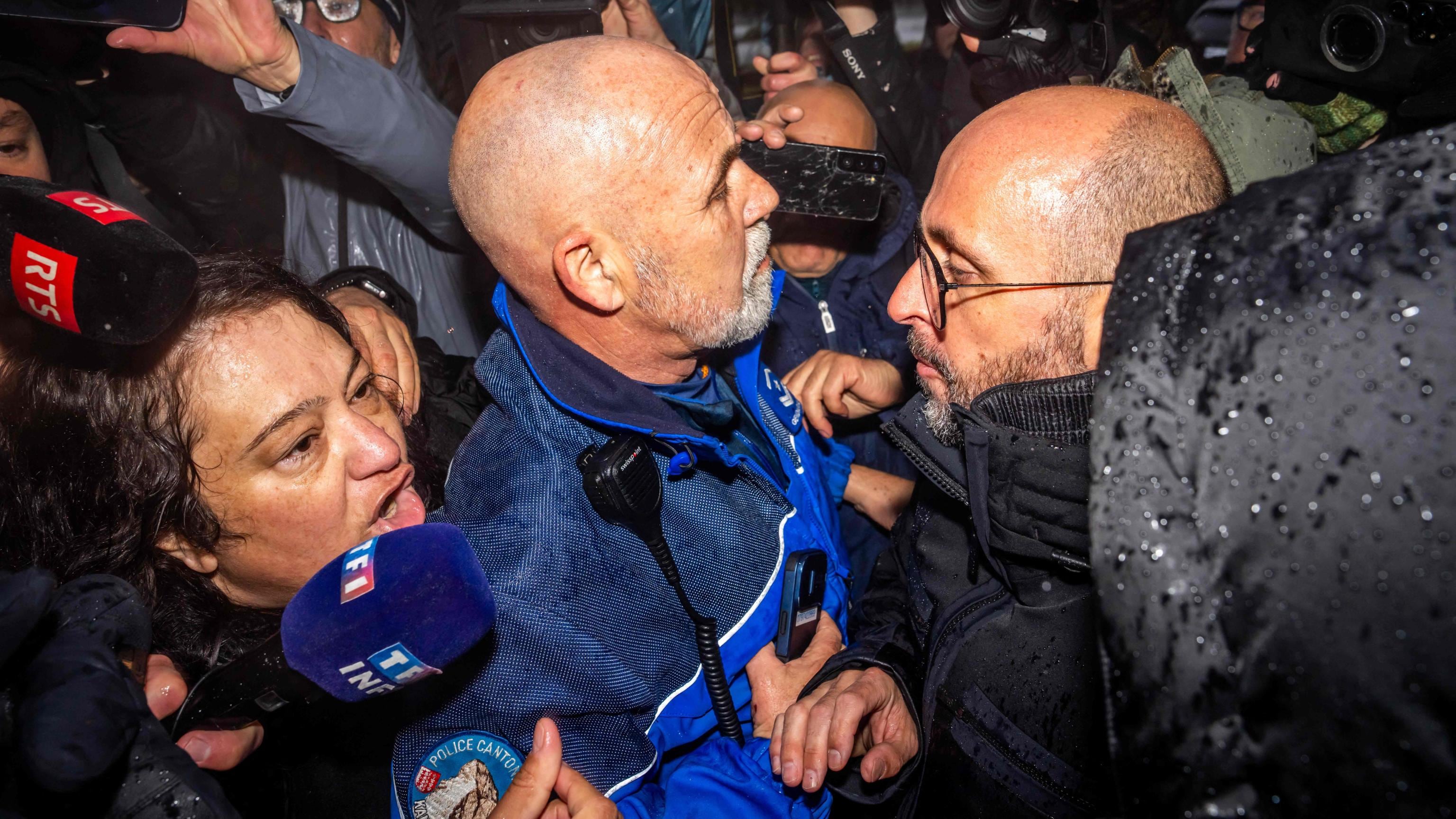 "Dov'è mio figlio?". I Moretti aggrediti dai parenti delle vittime