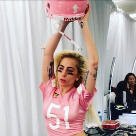 Lady Gaga sexy e glitterata al Super Bowl 27