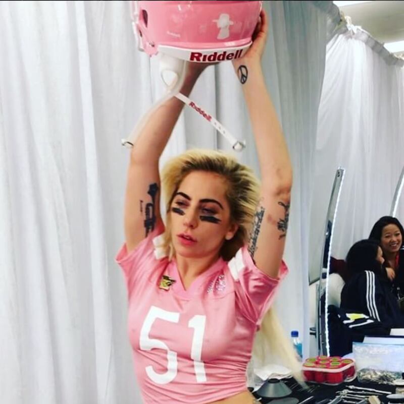 Lady Gaga sexy e glitterata al Super Bowl 27
