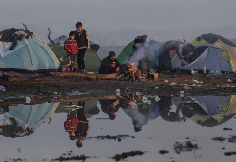 I migranti guadano il fiume tra Grecia e Macedonia 10